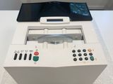 un appareil électronique posé sur une table, à côté d'un téléphone portable