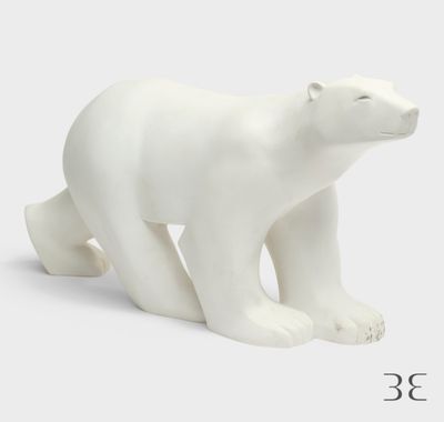 une petite figurine d'ours polaire blanc sur fond blanc
