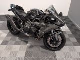 une moto garée sur un sol en damier