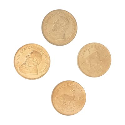quatre types de pièces différents sont présentés sur une surface blanche