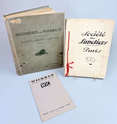 deux livres posés l'un à côté de l'autre sur une table