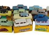 un grand nombre de petites voitures dans une boîte