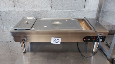 une photo d'un réchauffeur de plats en acier inoxydable sur lequel est apposée une étiquette de prix