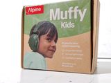 une boîte de casques audio « Muffy Kids » posée sur une table