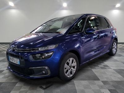 la citrole bleue est garee sur un carrelage en damier