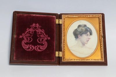 Ecole du XIXème Portrait de jeune femme miniatiure de forme …