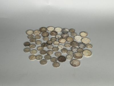 une pile de pièces de monnaie posée sur une surface blanche