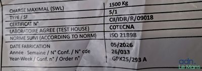 un gros plan d'un ticket de caisse sur la porte d'un réfrigérateur