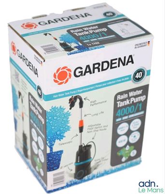 la boîte d'une pompe à eau Gardena est ouverte sur un fond blanc
