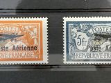trois timbres différents sont exposés dans une vitrine