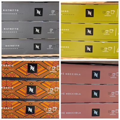 Plusieurs boîtes de chocolats sont empilées les unes sur les autres