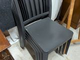 deux chaises et une table dans une pièce