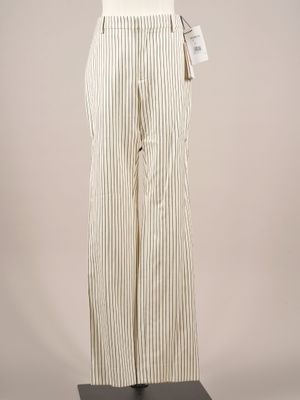 un pantalon rayé blanc et noir sur un mannequin, un mannequin, un mannequin, un mannequin, un mannequin, un mannequin, un mannequin, un mannequin