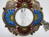 une photo en gros plan d'un collier dans lequel se trouve une pièce de monnaie