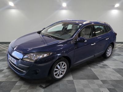 la voiture bleue est garée dans le garage sur un sol en damier