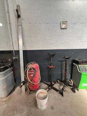 un seau de peinture et un seau d'outils dans un garage