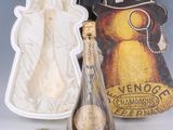 une bouteille de champagne à côté d'un sac et d'une bouteille de champagne