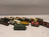 plusieurs petits trains sont alignés sur une surface blanche