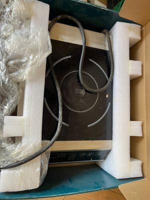 une boîte contenant un micro-ondes