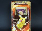 une boîte de cartes à collectionner Pokémon avec un Pikachu dessus