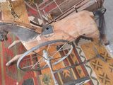 un cheval tirant une charrette sur un tapis dans le salon
