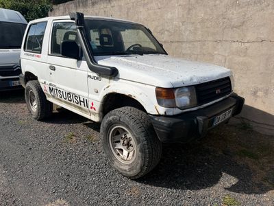 une camionnette blanche garée à côté d'un fourgon blanc