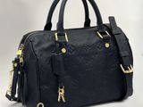 Sac à main Louis Vu Vu en cuir noir avec finitions dorées