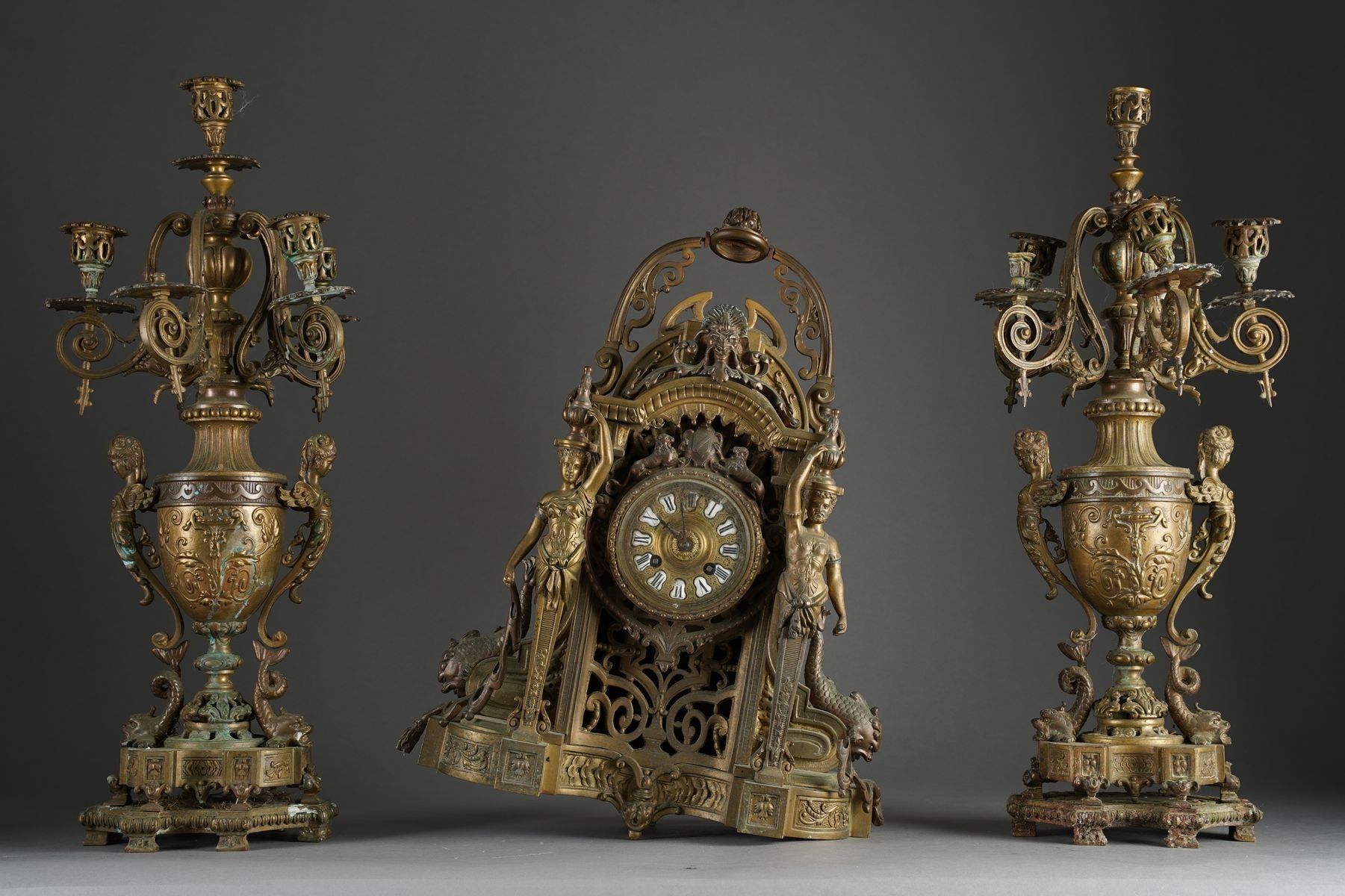 GARNITURE en bronze composée d'une pendule et d'une paire de…
