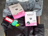 le contenu d'un carton de vêtements est étalé sur le sol