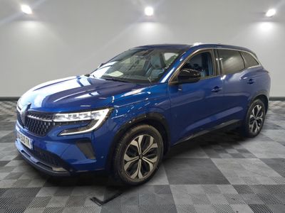 un 4x4 bleu garé dans un garage au sol en damier