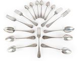 un grand nombre de cuillères et de fourchettes disposées en cercle