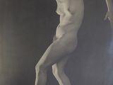 photographie en noir et blanc d'une femme nue debout sur une étagère