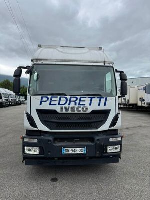 une photo d'un camion garé sur un parking