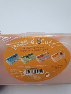 quelqu'un tient dans sa main un rouleau de nourriture emballée dans du film plastique