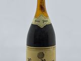 une bouteille de vin posée sur une table