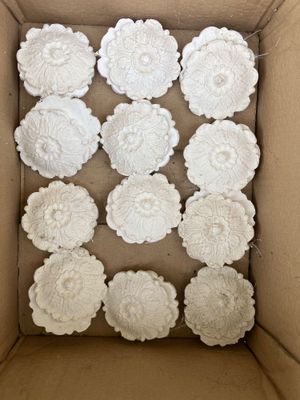 une boîte en carton contenant tout un tas de cupcakes blancs