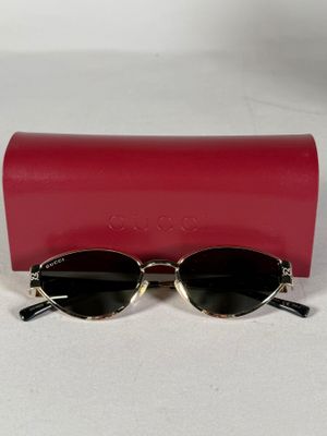 une paire de lunettes de soleil posée sur un étui rouge