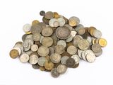 une pile de vieilles pièces de monnaie sur une surface blanche