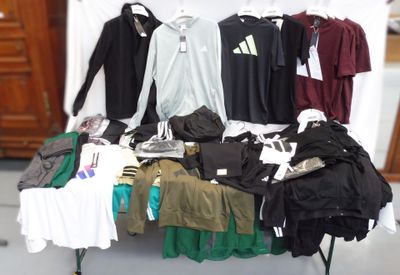 beaucoup de vêtements posés sur une table dans une pièce