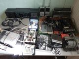 une table sur laquelle sont posés de nombreux appareils électroniques