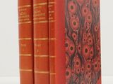 deux livres rouges posés l'un sur l'autre sur une surface blanche