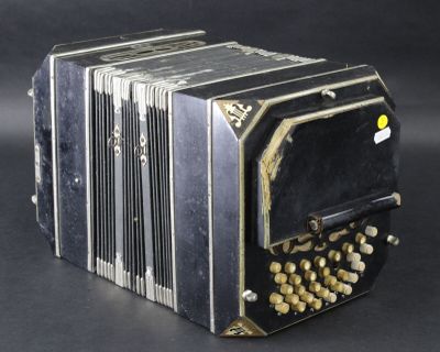 ARNO ARNOLD: Bandonéon à caisse en bois noirci et placage.