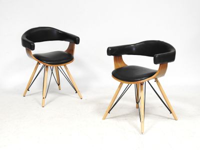 paire de chaises de style « mid-century » avec des pieds en bois et un revêtement en cuir noir