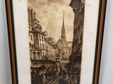 une vieille photo d'une rue de la ville avec le clocher d'une église en arrière-plan