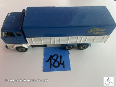un petit camion jouet bleu avec une étiquette bleue dessus