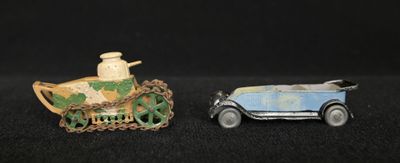deux voitures jouets assises l'une à côté de l'autre