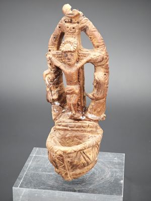 l'image d'une statue représentant une femme tenant un enfant dans ses bras