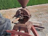 un vieux moulin à café posé sur un socle en bois