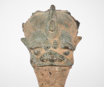 Chine, XVIIe siècle Pied de brûle-parfum, craché par une têt…