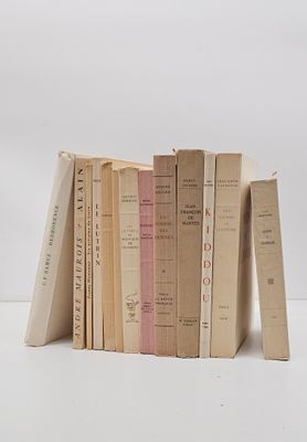 plusieurs livres sont empilés sur une surface blanche